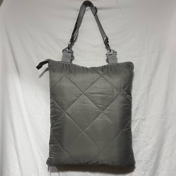 UGG Mischa Packable Outdoor Blanket - Picnic Festival Beach Camping Concert - Picture 5 of 10